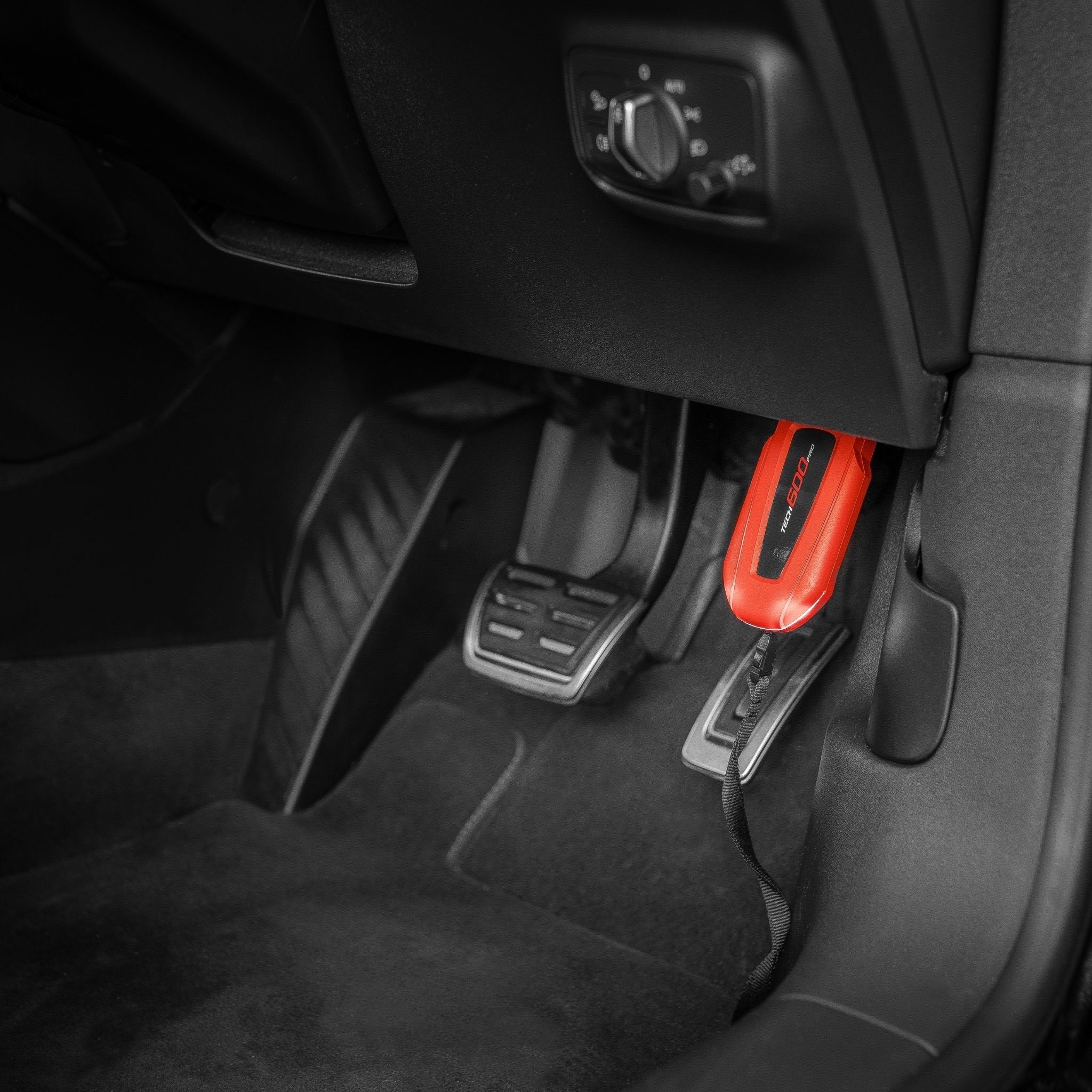Bartec® Bluetooth® OBDII bağlantı modülü. Araca bağlanmış görünümü.